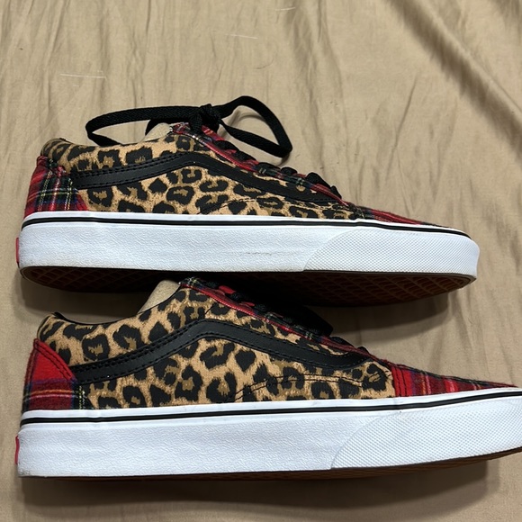 Vans Shoes - VANS UNISEX old skool off the wall customs UNISEX Mens size 7.5 women’s size 9